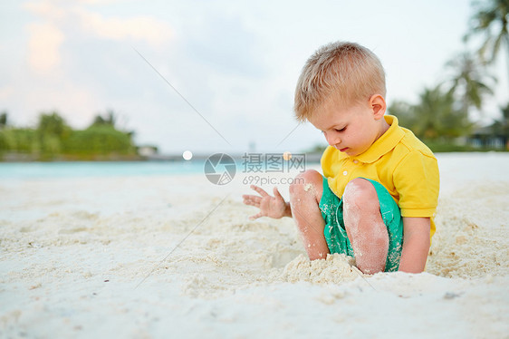 三岁的蹒跚学步的男孩海滩上马尔代夫的暑假家庭假期图片