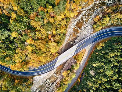 风景优美的莫霍克小径蜿蜒公路秋天,马萨诸塞州,美国落新英格兰空中无人机图片