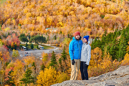 夫妇徒步旅行艺术家的虚张声势秋天法国公园的秋天颜色美国新罕布什尔州白山森林图片