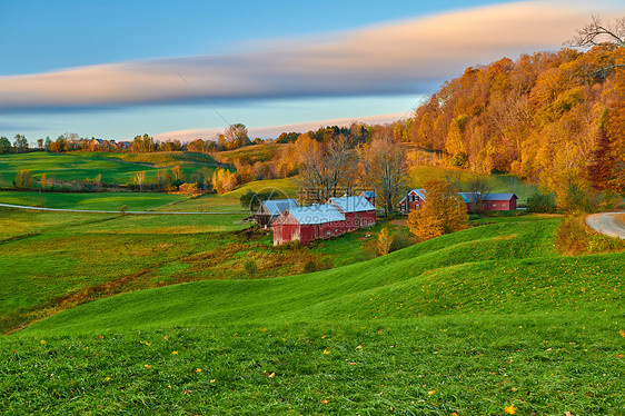 詹尼农场与谷仓阳光明媚的秋季上午佛蒙特,美国图片