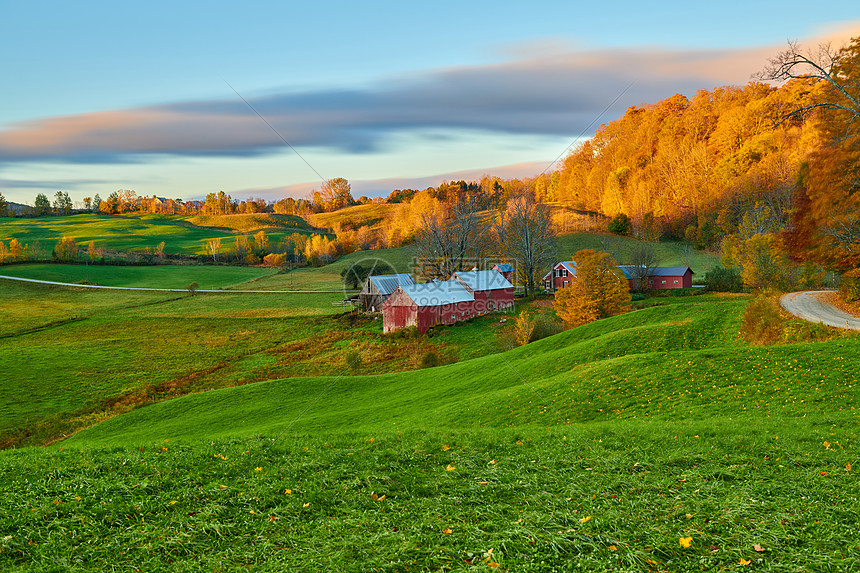 詹尼农场与谷仓阳光明媚的秋季上午佛蒙特,美国图片