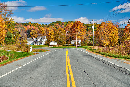 美国佛蒙特州阳光明媚的秋天的高速公路图片