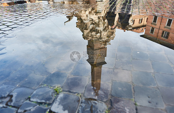 意大利罗马纳沃纳广场铺鹅卵石砖的湿街图片