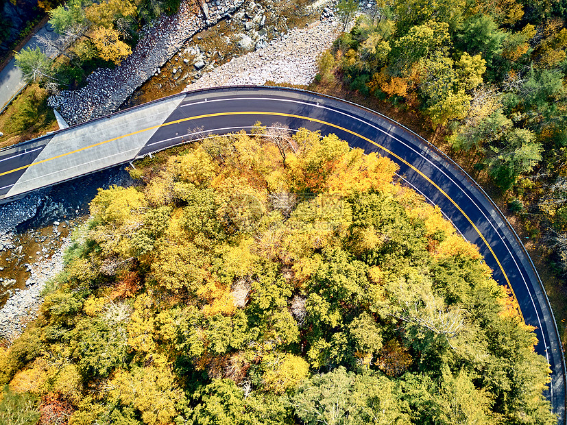 风景优美的莫霍克小径蜿蜒公路秋天,马萨诸塞州,美国落新英格兰空中无人机图片