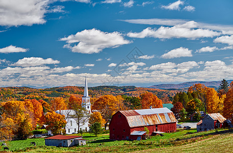 教堂农场与红色谷仓阳光明媚的秋日佩兰,佛蒙特州,美国图片