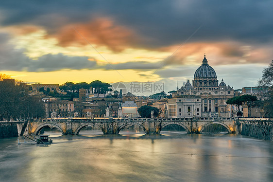 彼德大教堂提伯河,傍晚高水,日落的天空充满戏剧彼得巴西利卡梵蒂冈,安杰洛桥罗马,意大利图片