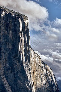 埃尔卡皮坦岩石特写约塞米蒂公园山谷多云的秋季早晨隧道的低云躺山谷里加州,美国图片