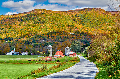 农场与红色谷仓筒仓阳光明媚的秋天西阿灵顿,佛蒙特州,美国图片