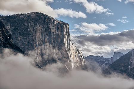 埃尔卡皮坦岩石特写约塞米蒂公园山谷多云的秋季早晨隧道的低云躺山谷里加州,美国图片