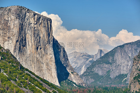 隧道的角度看约塞米蒂公园山谷夏季景观加州,美国图片