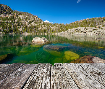海亚哈湖秋天周围岩石山脉美国科罗拉多州洛基山公园图片