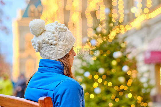 俄罗斯莫斯科市看诞树的女人图片