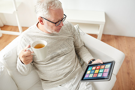 自动化,物联网技术老人与智能家居图标平板电脑上喝茶老人平板电脑上智能家居图标图片
