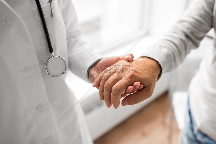 ‘~医学,保健老密切轻医生握着老病人的手医生握住老患者的手  ~’ 的图片