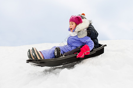 童,雪橇季节快乐的孩子冬天乘雪橇滑下雪山冬天,小孩子们乘雪橇下山图片