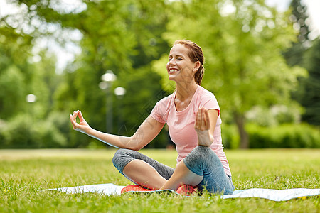 健身,瑜伽健康的生活方式快乐的女人夏季公园冥想快乐的女人夏天的公园冥想图片