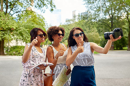 旅游,旅游技术快乐的女与城市指南记录视频博客夏季公园相机大拇指旅行录制视频博客的女图片