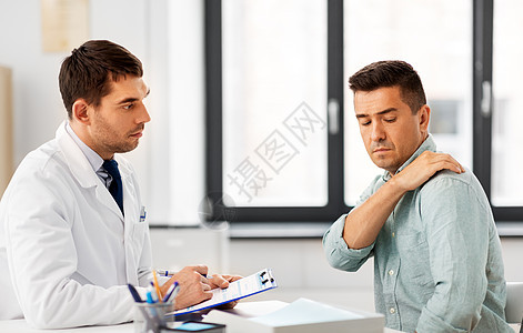 医学,医疗人的男病人疼痛的手臂医生医院的医疗办公室病人诊所向医生展示肩部酸痛图片