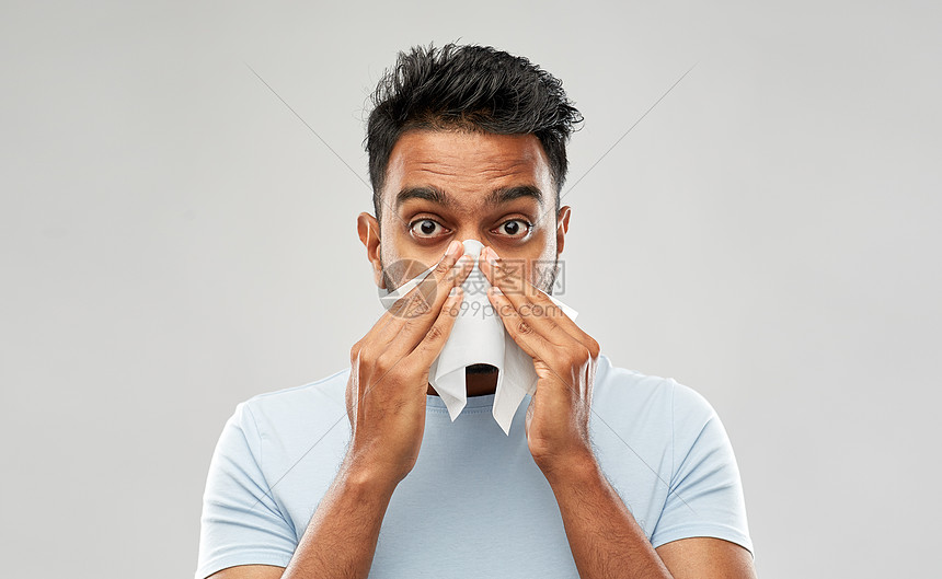 ‘~健康问题,鼻炎过敏健康的印度男人用纸巾鼻子灰色背景印度男人用纸巾鼻子  ~’ 的图片