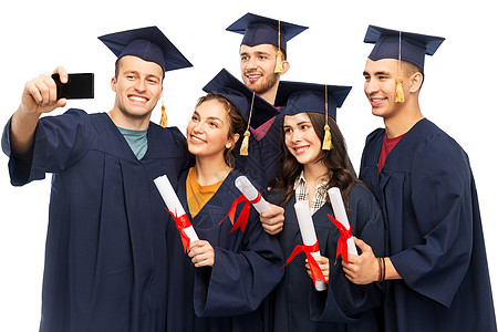 教育,毕业人的群快乐的研究生砂浆板学士学位礼服与文凭采取自拍智能手机白色背景毕业证书的毕业生用手机自拍图片