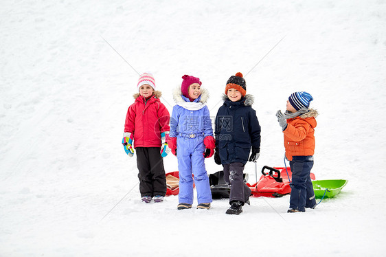 童,雪橇季节群快乐的孩子冬天带着雪橇快乐的小孩子冬天带着雪橇图片