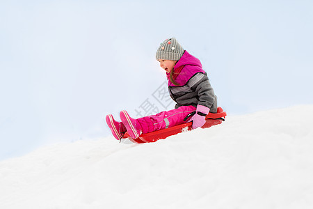 童,雪橇季节快乐的小女孩滑下雪橇户外冬天快乐的小女孩冬天乘雪橇滑下来图片