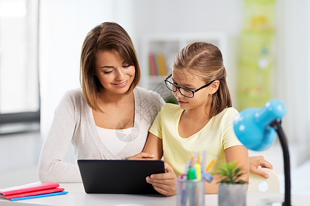 教育家庭学观念母亲女儿家里用平板电脑作业母女俩用平板电脑作业图片