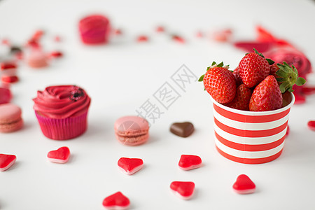 情人节糖果草莓,磨砂纸杯蛋糕,红色心形糖果马卡龙红色治疗情人节图片