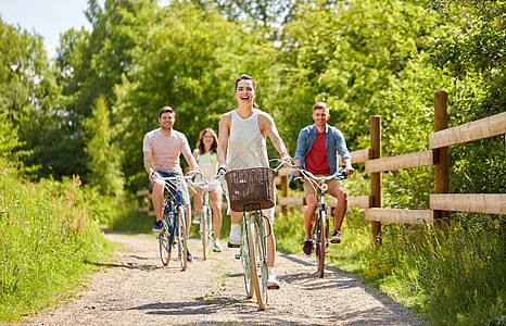 人们,休闲生活方式的快乐的轻朋友骑固定齿轮自行车乡村道路夏天快乐的朋友夏天骑固定齿轮自行车图片