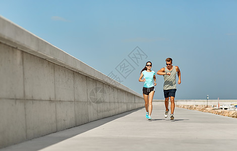 路跑健身,运动生活方式的快乐的夫妇穿着运动服太阳镜户外跑步穿着运动服的夫妇户外跑步背景