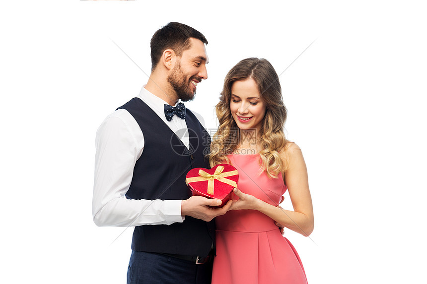 情人节人们的幸福的夫妇与主旨盒的形状的心情人节礼物的幸福夫妇图片