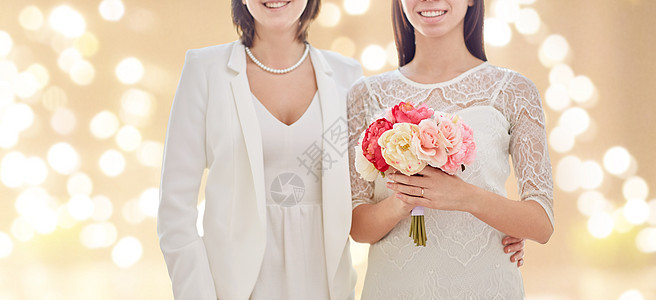 ,同婚姻LGBT亲密的幸福已婚夫妇与花节日灯光背景亲密的快乐女夫妇带着花图片