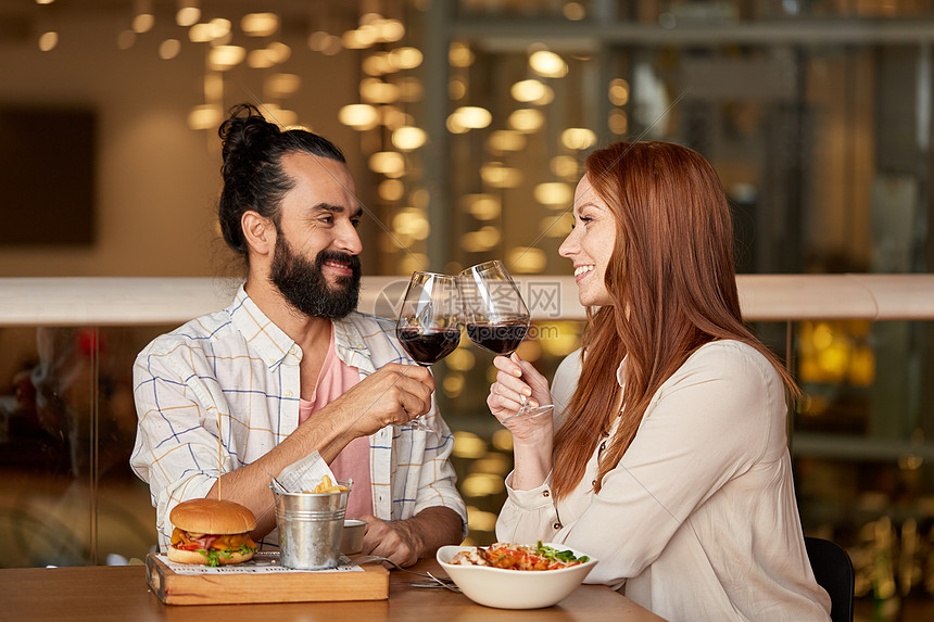 ‘~庆祝,休闲假日快乐的轻夫妇餐厅吃碰杯红酒夫妇餐馆吃喝红酒  ~’ 的图片