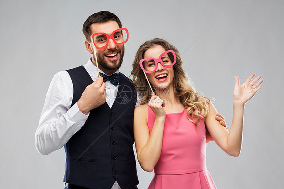 照片亭,趣人的快乐的夫妇摆姿势与派道具灰色背景夫妇与派道具玩得开心摆姿势图片