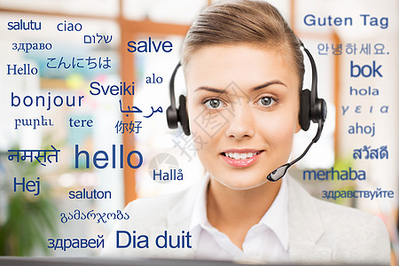 翻译,商业技术微笑的女翻译接线员办公室耳机,以同的外语问候语戴耳机的女人胜过外语的单词图片
