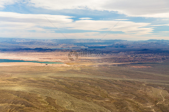 景观自然直升机上俯瞰大峡谷沙漠米德湖大峡谷沙漠米德湖的鸟瞰图图片