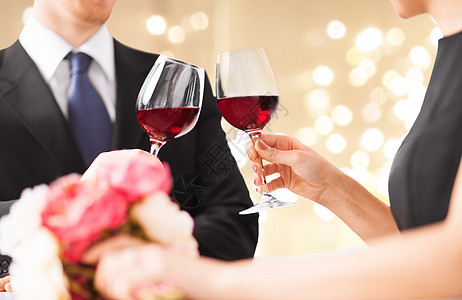 庆祝,饮料酒精夫妇的手碰红酒杯夫妇的手碰红酒杯背景图片
