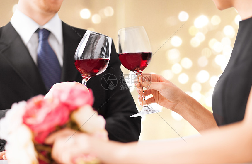 ‘~庆祝,饮料酒精夫妇的手碰红酒杯夫妇的手碰红酒杯  ~’ 的图片