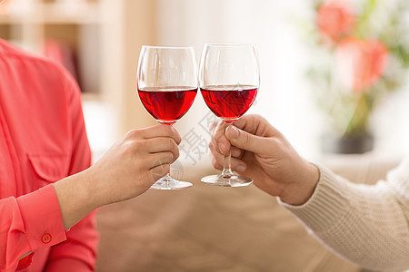 庆祝,饮料酒精夫妇的手碰红酒杯戴着红酒杯的夫妇的手品尝背景图片