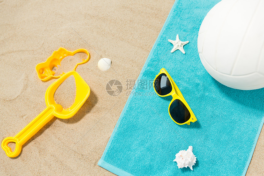 假期,旅游暑假的黄色太阳镜,沙子玩具,贝壳沙滩巾排球太阳镜,沙滩玩具沙滩毛巾上的球图片