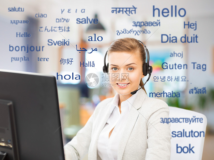 ‘~翻译,商业技术微笑的女翻译操作员与电脑办公室用同的外语问候词女翻译外语词汇  ~’ 的图片