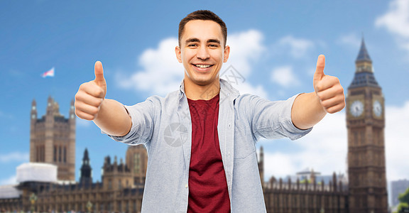 手势人的快乐的轻人伦敦背景上竖大拇指快乐的轻人伦敦竖大拇指旅游业高清图片素材