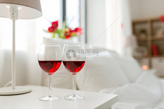 情人节浪漫的两杯红酒卧室床头柜家里家里卧室床头柜上两杯酒图片
