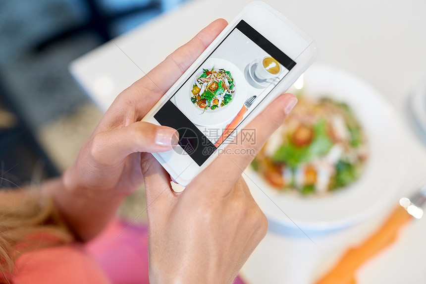 食物,技术,饮食人的女人与智能手机拍照沙拉餐厅智能手机的女人咖啡馆拍摄食物图片