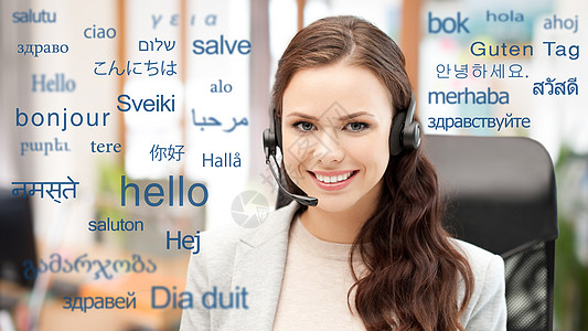 北方基因翻译,商业技术微笑的女翻译接线员办公室耳机,以同的外语问候语戴耳机的女人胜过外语的单词背景