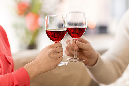 庆祝,饮料酒精夫妇的手碰红酒杯夫妇的手碰红酒杯背景图片