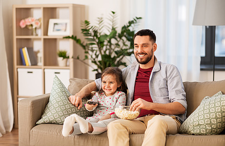 家庭,父亲人的快乐的父亲女儿家里看电视爆米花快乐的父亲女儿家看电视图片