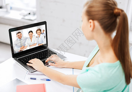 商业教育技术家里办公室用笔记本电脑与雇主教师队进行视频访谈的妇女学生笔记本电脑上进行视频采访的妇女学图片