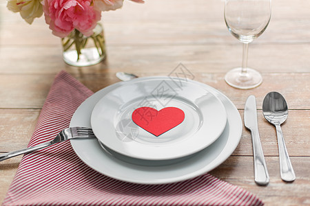 情人节,餐桌浪漫的晚餐盘子与餐具,花花瓶餐巾纸情人节的桌子图片