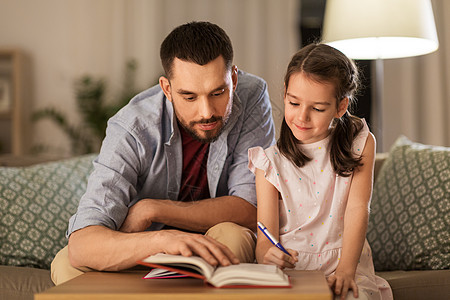 教育,家庭家庭作业的快乐的父亲女儿家作业父亲女儿作业图片